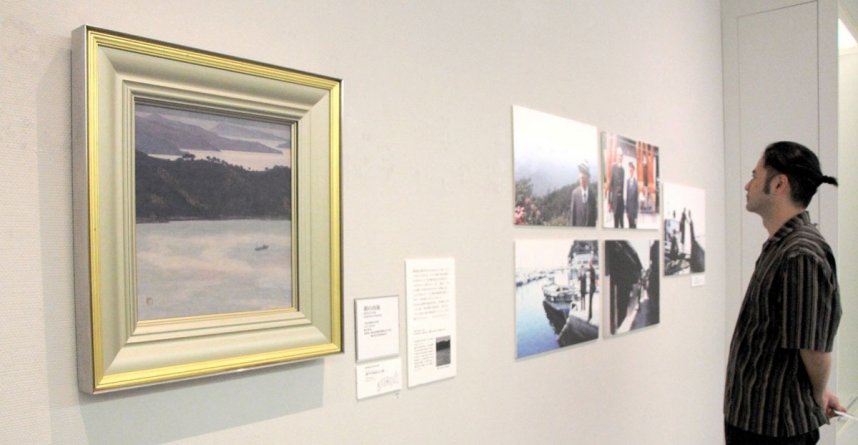 瀬戸内海を描いた風景画や、魁夷を写した写真を鑑賞する来場者＝香川県坂出市沙弥島、東山魁夷せとうち美術館
