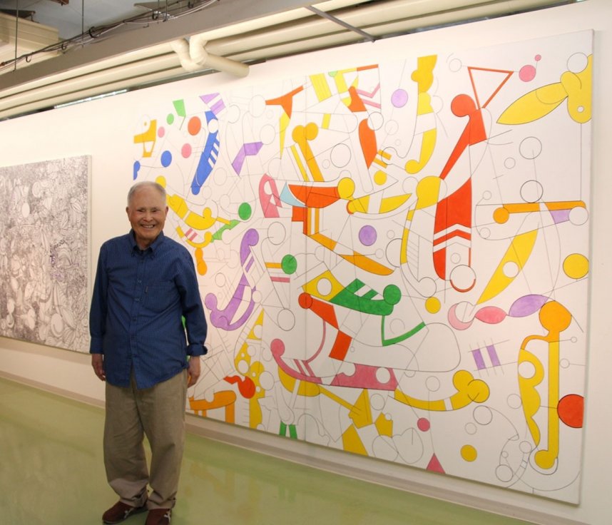 「ドリームランド」シリーズの作品の前に立つ川島＝高松市亀水町、川島猛アートファクトリー