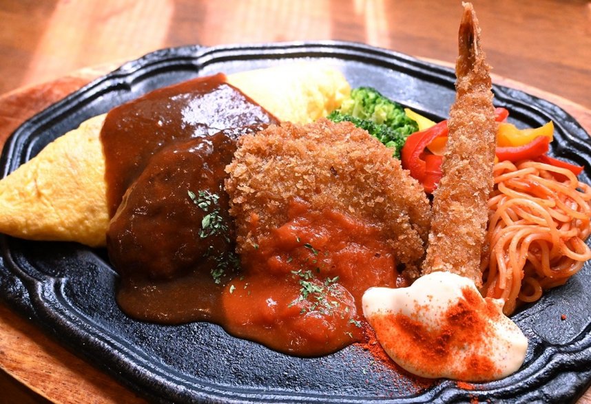 人気の味が一皿に詰まったオムライスセット