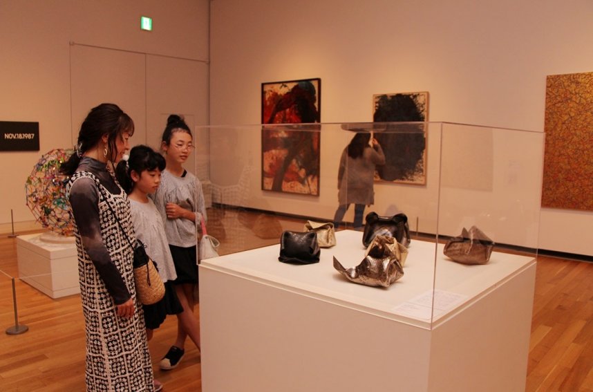 光、時間、情報、動きをモチーフにした作品を紹介するコレクション展＝高松市紺屋町、市美術館
