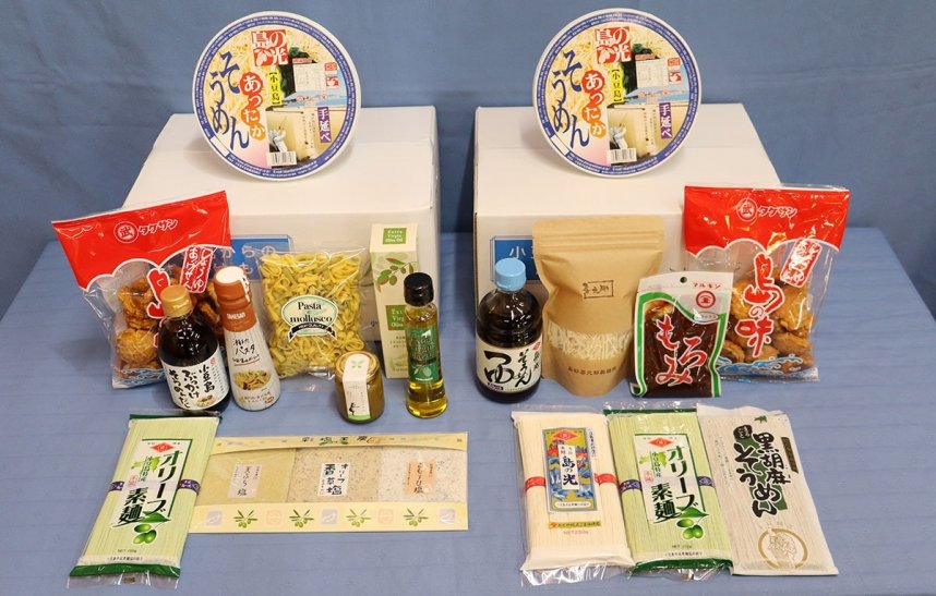 お中元用に販売されている「小豆島オリーブセット」（左）と「小豆島そうめんセット」