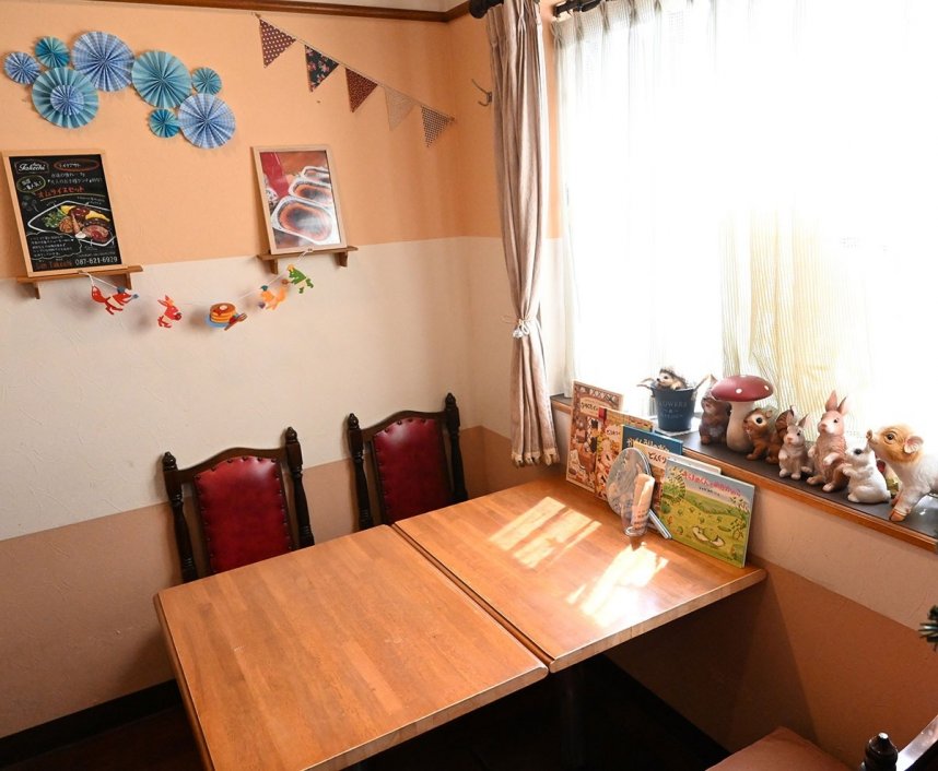 カラフルな装飾や絵本が並ぶ店内はアットホームな雰囲気が漂う