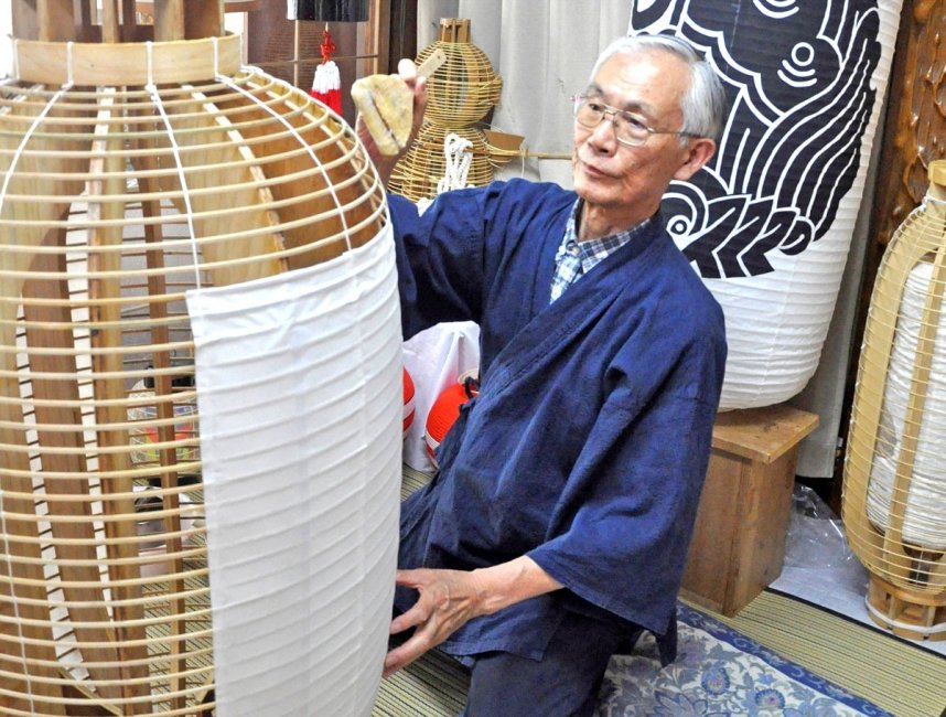 伝統の技を守る１１代目の三好正信さん＝高松市藤塚町
