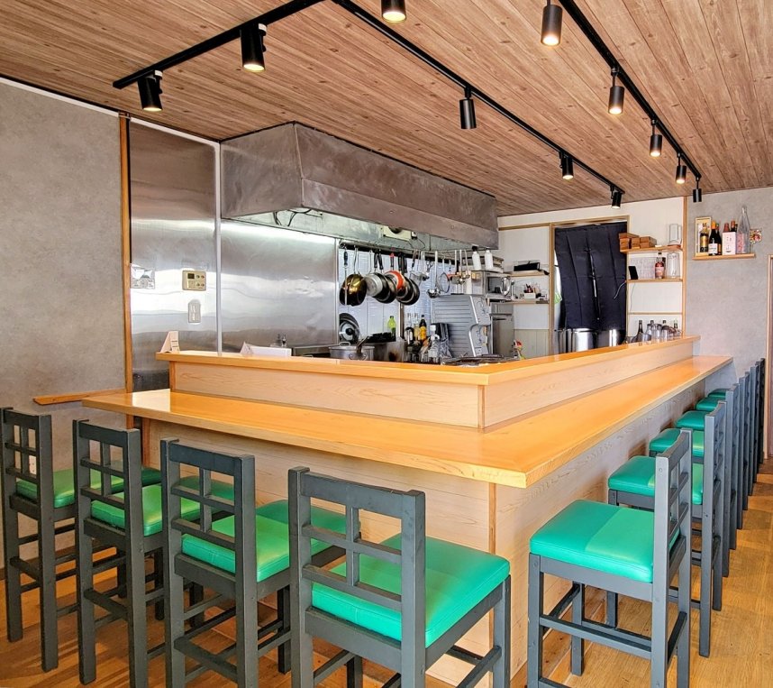 「洋食の店　はる」の店内