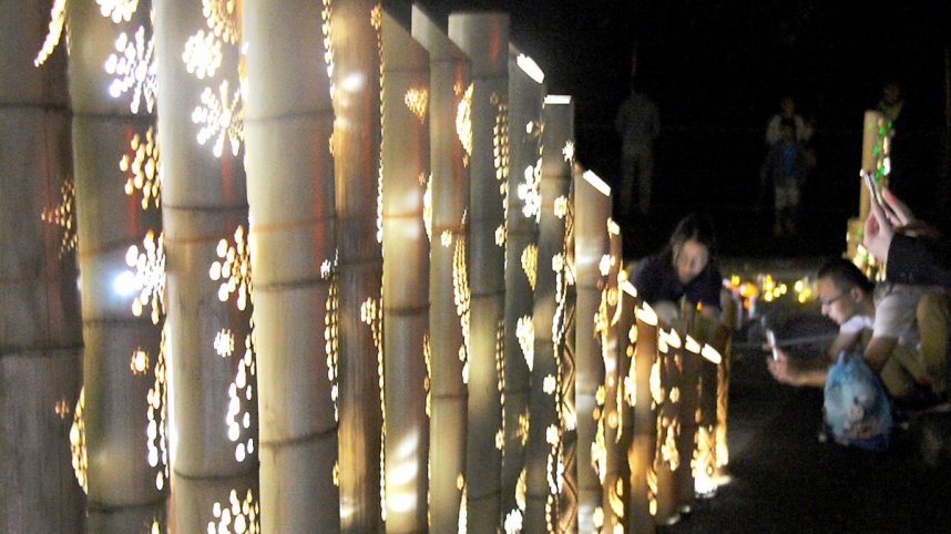 温かな光が幻想的な世界にいざなう竹明かりの展示＝香川県三豊市高瀬町、旧さぬきこだわり市