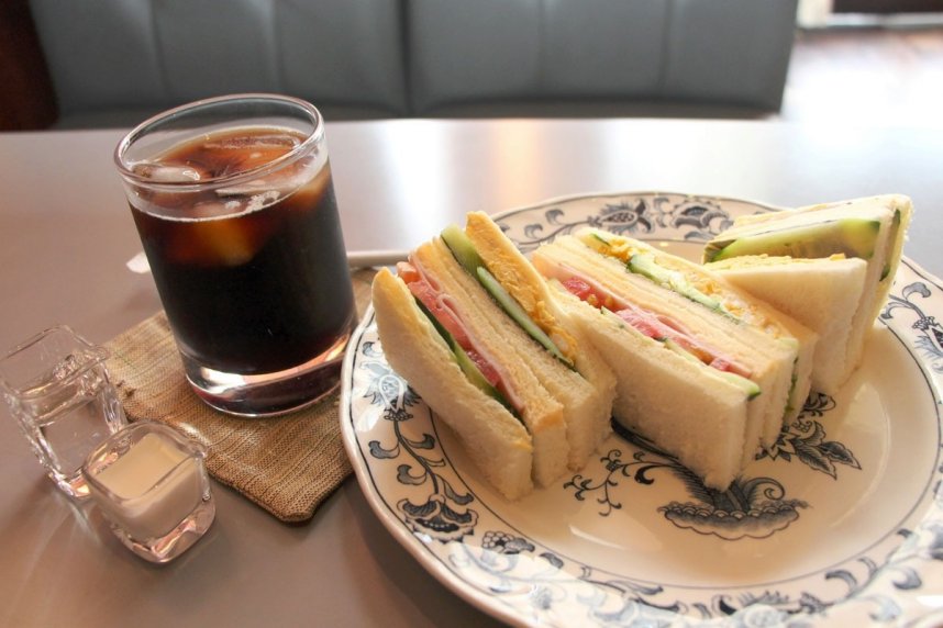 定番メニューのサンドイッチとアイスコーヒー