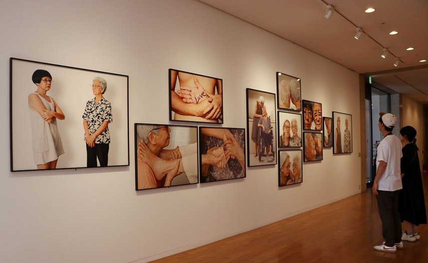 母親との関係を写真で表現したアマンダ・ヘンの作品＝直島町
