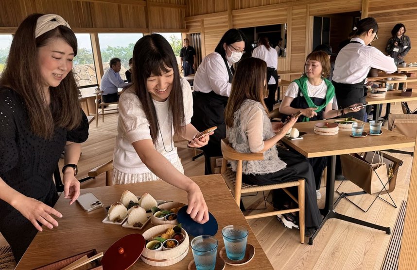 県内で活動するインフルエンサーを招いて実施したプレオープンイベント＝さぬき市小田、時の納屋