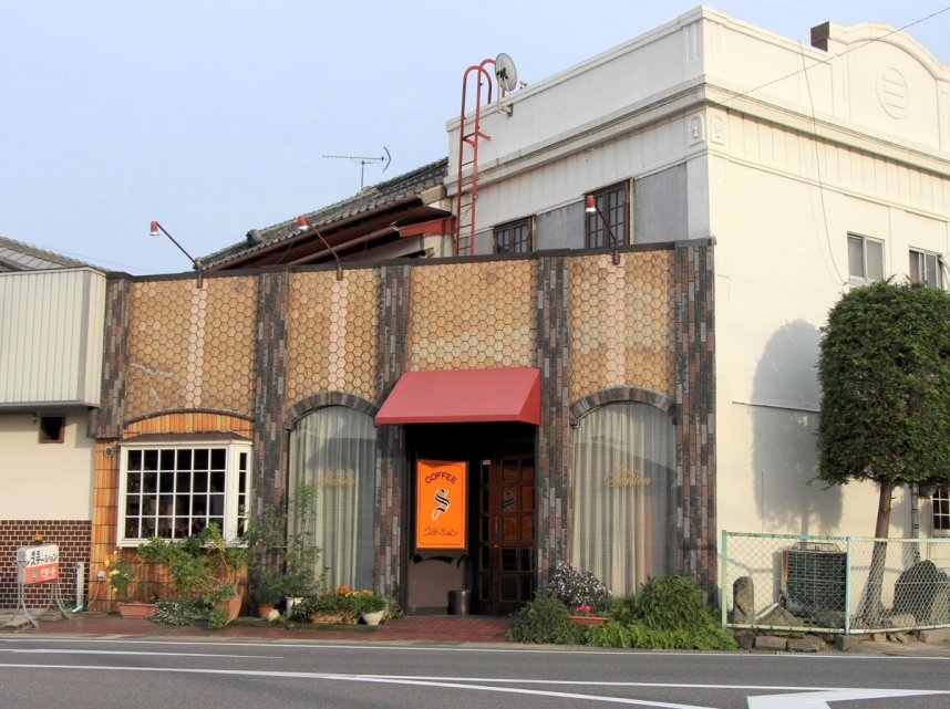 ＪＲ高徳線の三本松駅前に構える喫茶ステーション