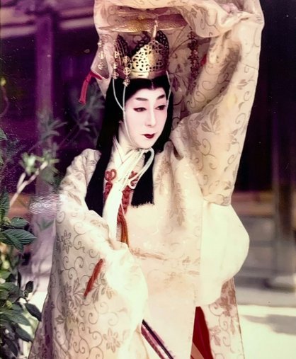 志度寺の五重塔落慶法要で舞を披露する吉村さん＝１９７５年