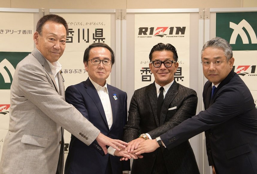 調印後、香川大会の成功を誓う（左から）大山県議、池田知事、榊原社長、三村社長＝さいたま市、さいたまスーパーアリーナ