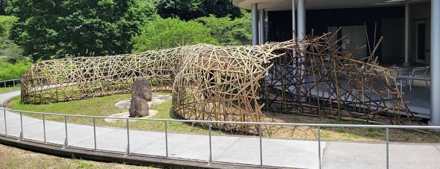 塩江美術館に設けたガソリンカーのトンネルをモチーフにした作品