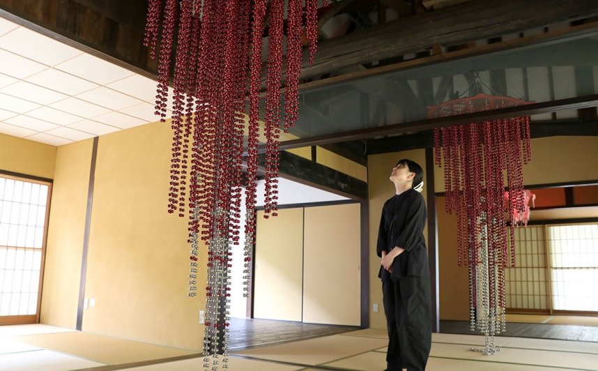無数の鈴を連ねたヤン・ヘギュの作品＝直島町