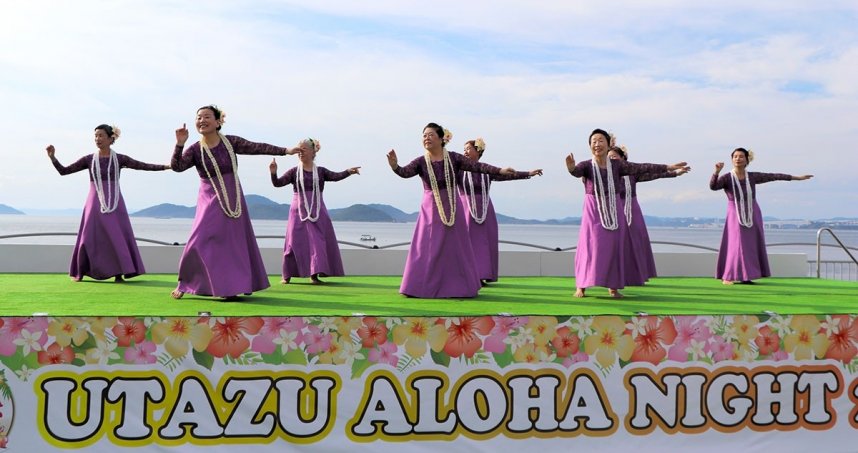 瀬戸内海を背にしたステージで、優美なフラダンスを披露する出場者＝宇多津町浜一番丁、うたづ臨海公園