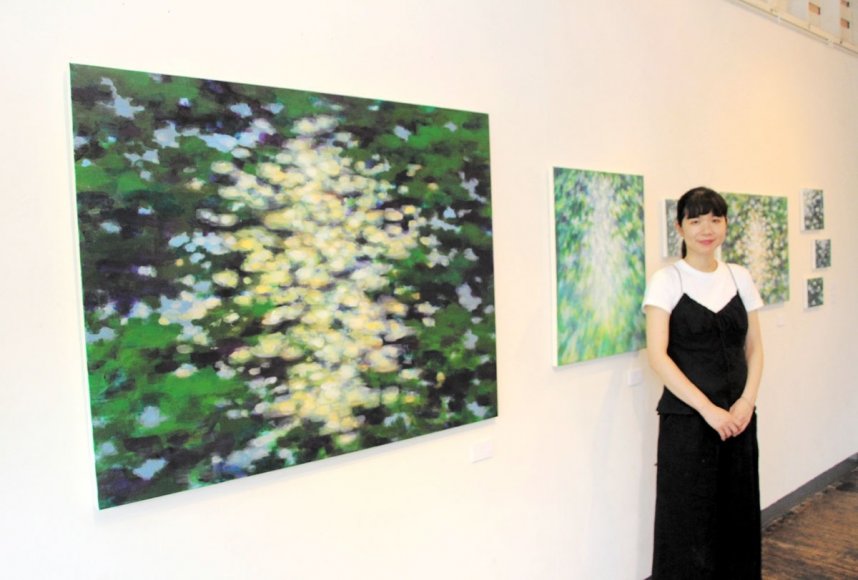 「移ろう光」をテーマにした作品を紹介する松山＝高松市北浜町、マルテギャラリー