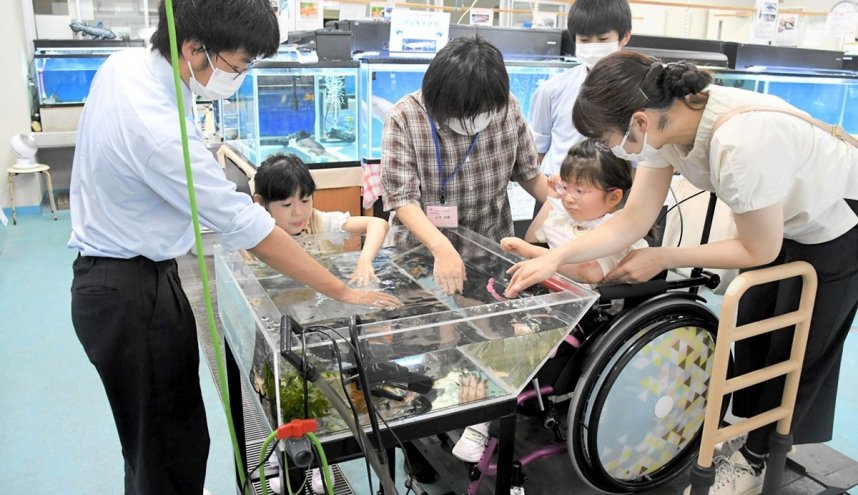 「ドクターフィッシュ」コーナーで楽しむ児童ら＝多度津町栄町、多度津高