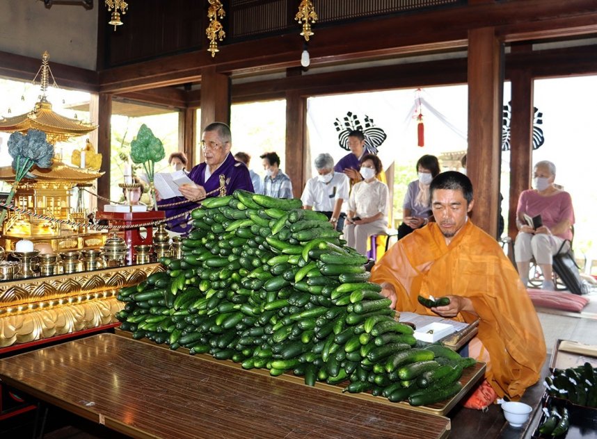 参拝者が供えたキュウリに護符を詰め、祈とうする僧侶ら＝小豆島町蒲生、保安寺