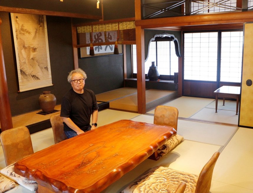 虎屋別館の「菊の間」について説明する山内社長＝琴平町