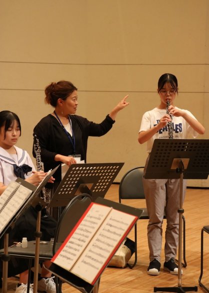 プロからオーボエの演奏法を教わる生徒＝高松市玉藻町、レクザムホール