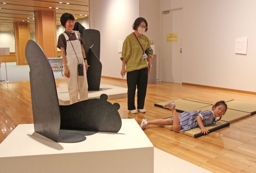 イサム・ノグチの彫刻作品になりきりながら鑑賞する家族連れら＝香川県高松市玉藻町、県立ミュージアム