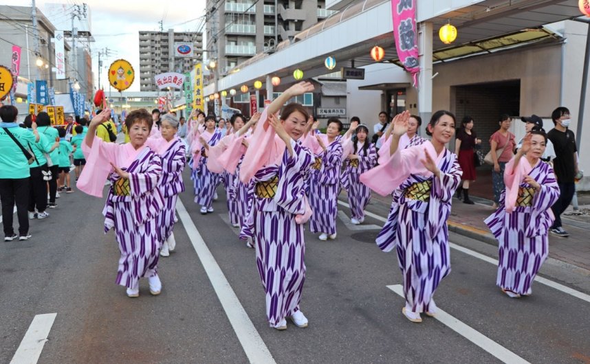 「坂出小唄」に乗せて華やかな踊りを披露する「おどり２部・総おどり」（資料）