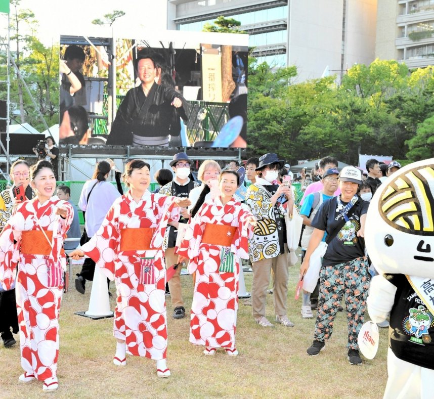 オープニングセレモニーで披露された「正調一合まいた」の輪踊り。県都の夏の祭典を盛り上げた＝高松市中央公園