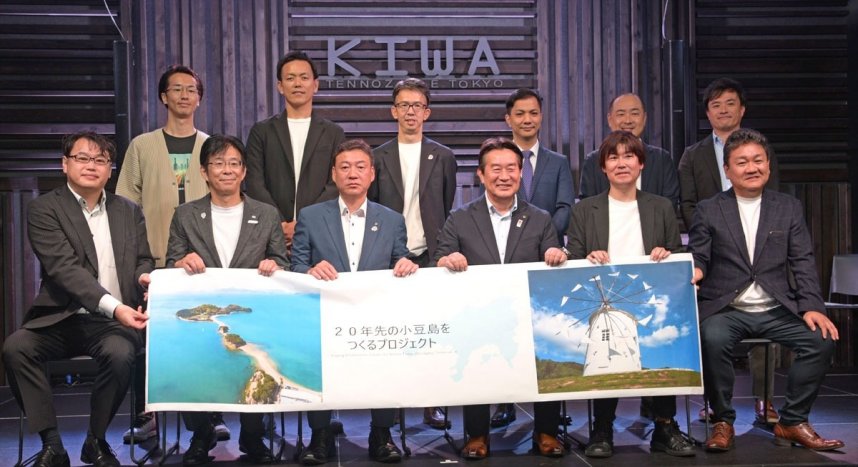 シェアサイクル事業など、小豆島での取り組みを発表するプロジェクトの代表ら＝１日午前、東京都内