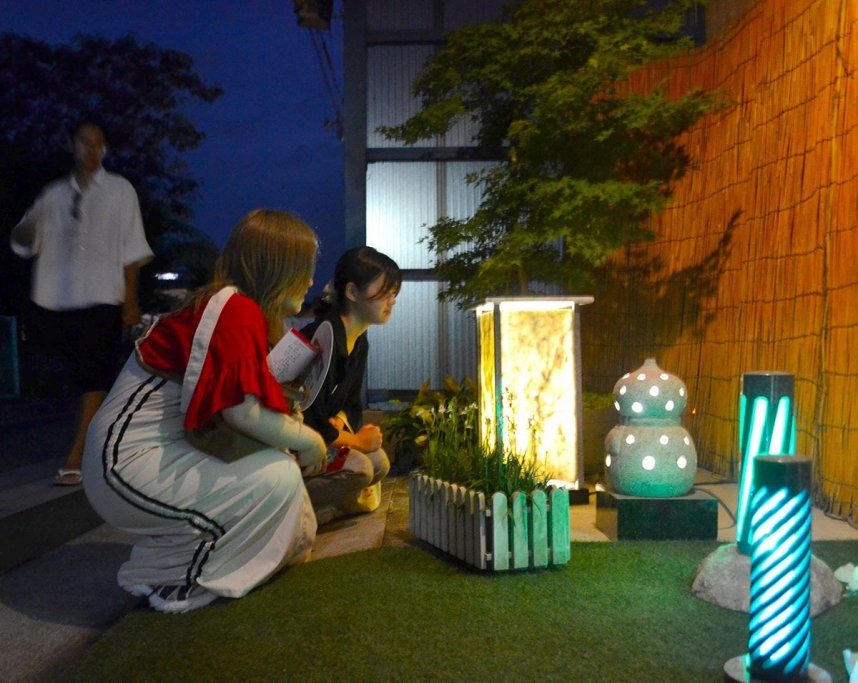 個性的な石あかりを楽しむ来場者＝高松市牟礼町