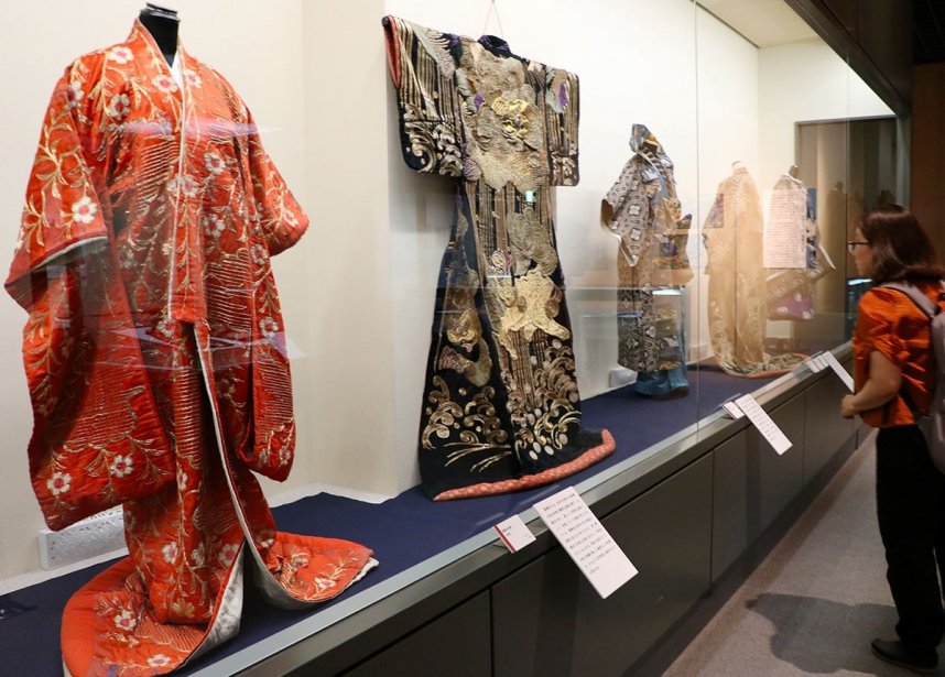 豪華な歌舞伎衣装が一堂に並ぶコレクション展＝高松市昭和町