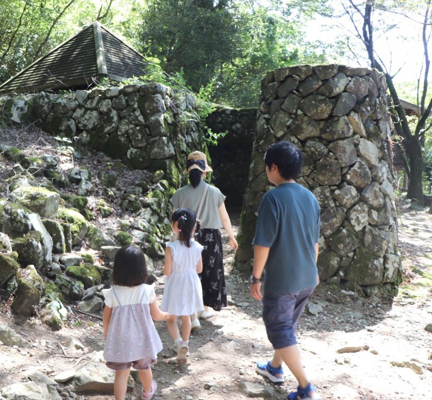 ひとときの涼を求めて高鉢風穴を訪れる家族連れ＝香川県綾歌郡綾川町西分