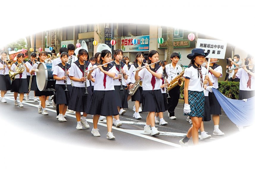 市内中学校の吹奏楽部などが演奏しながら駅前通りを行進する「瀬戸大橋パレード」（資料）