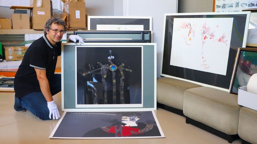 ヨージェ・ツィウハ氏の作品を額装するなど、回顧展に向けて準備作業を進めるペテル氏＝坂出市寿町、市民美術館