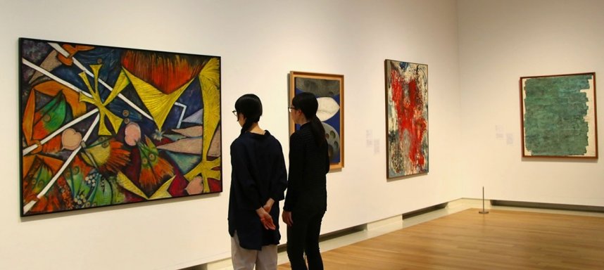 芥川（間所）紗織ら女性作家の作品が並ぶコレクション展＝高松市紺屋町、市美術館