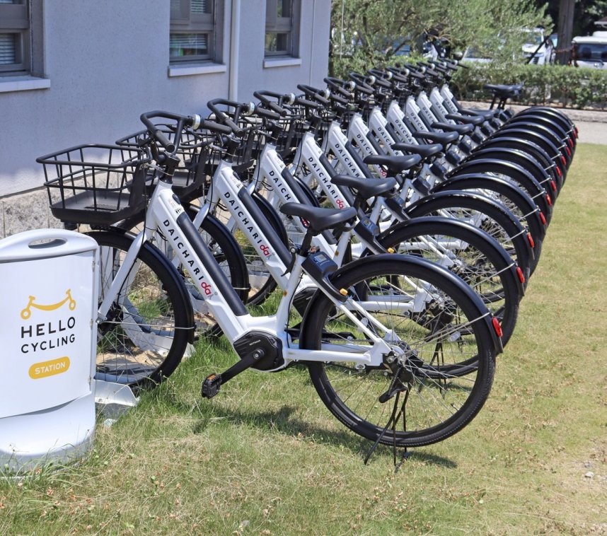シェアサイクルアプリ「ハローサイクリング」を通じて貸し出される電動アシスト自転車＝香川県小豆郡小豆島町西村、オリーブナビ小豆島