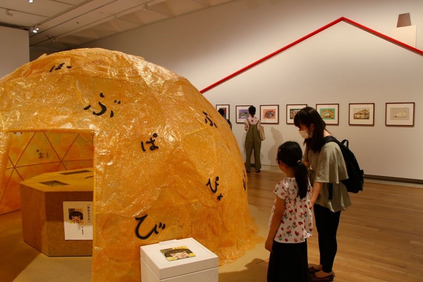絵本をインスタレーションなどで表現した作品を鑑賞する来場者＝高松市紺屋町、市美術館