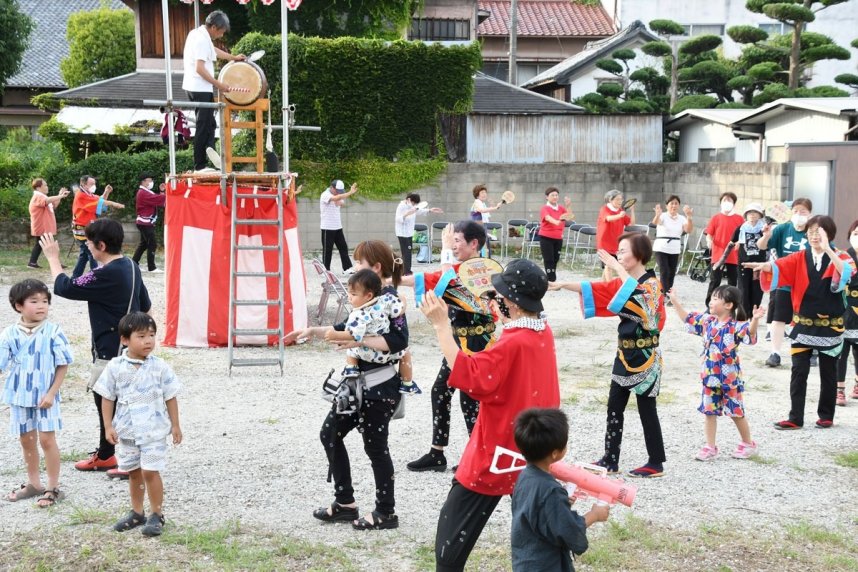 ７月に行われた予行演習で、久しぶりの総踊りを楽しむ住民ら＝香川県仲多度郡多度津町本通
