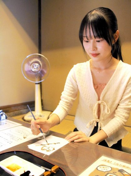 醤油を使って思い思いの絵を描く「醤油画」体験