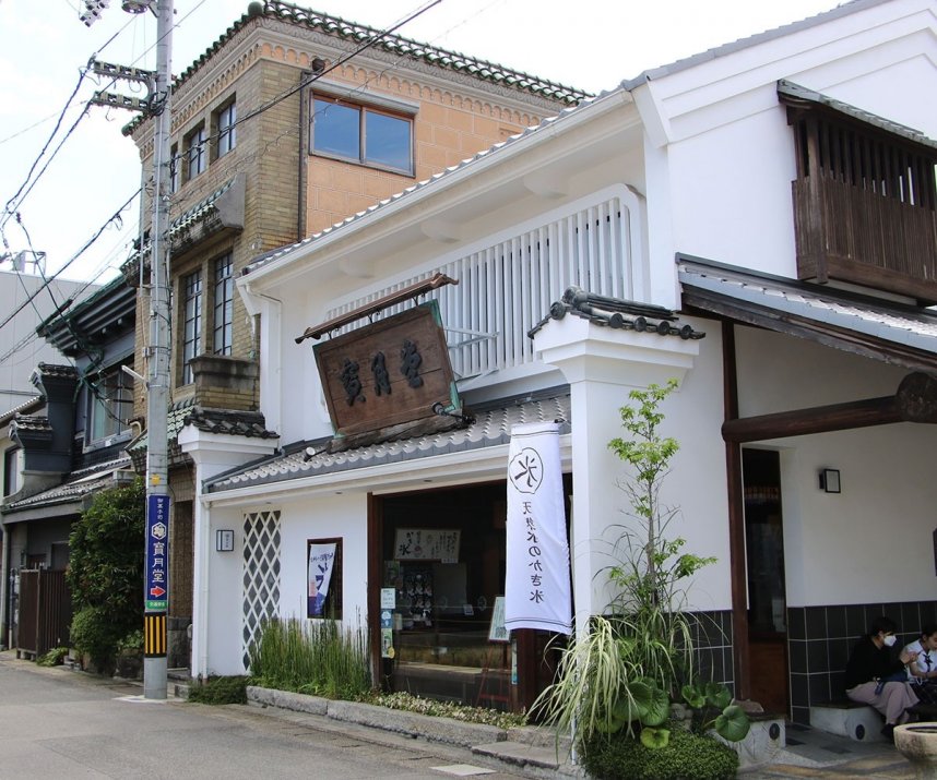 白い漆喰壁が目を引く店舗（右端）と、登録有形文化財になっている「南館」（左２棟）