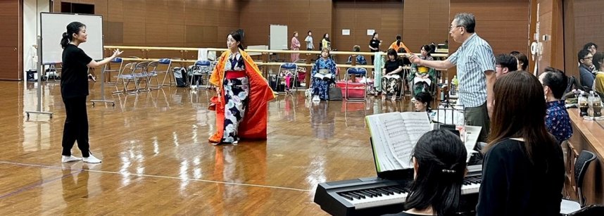 新作オペラの練習に取り組む出演者ら