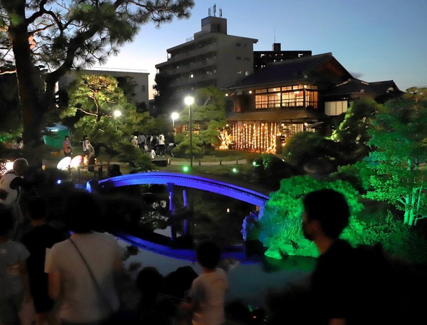 ライトアップされた園内の散策や演奏会が楽しめる観月会＝香川県坂出市本町、香風園