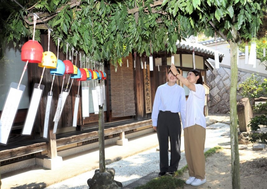 鈴の音を聞きながら、短冊に記された放哉の句を楽しむ来館者＝香川県小豆郡土庄町、小豆島尾崎放哉記念館