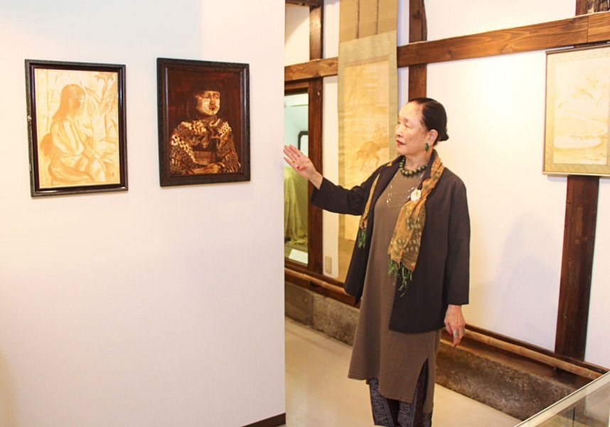 醤油で描かれた絵画作品が並ぶ館内＝香川県坂出市本町、讃岐醤油画資料館