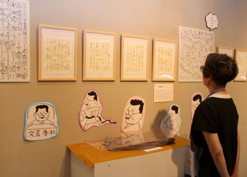 菊池と長谷川の関わりを紹介する文学展＝香川県高松市昭和町、サンクリスタル高松