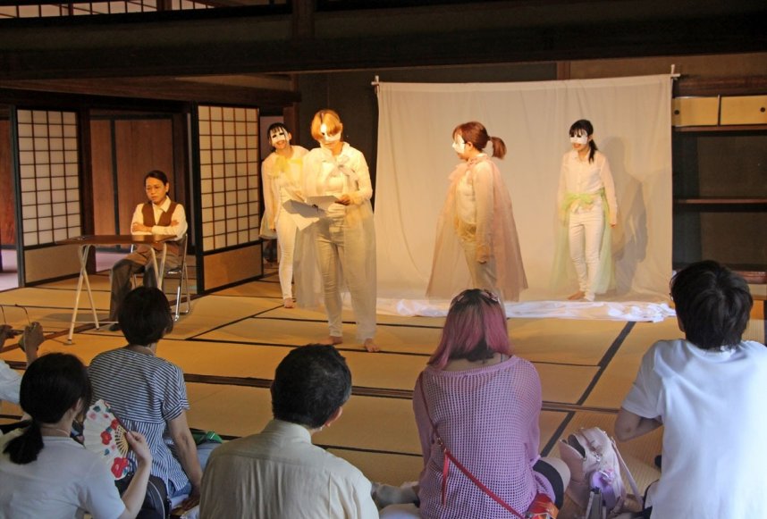 熱のこもった演技を見せる昨年の公演の様子＝香川県高松市玉藻町、披雲閣