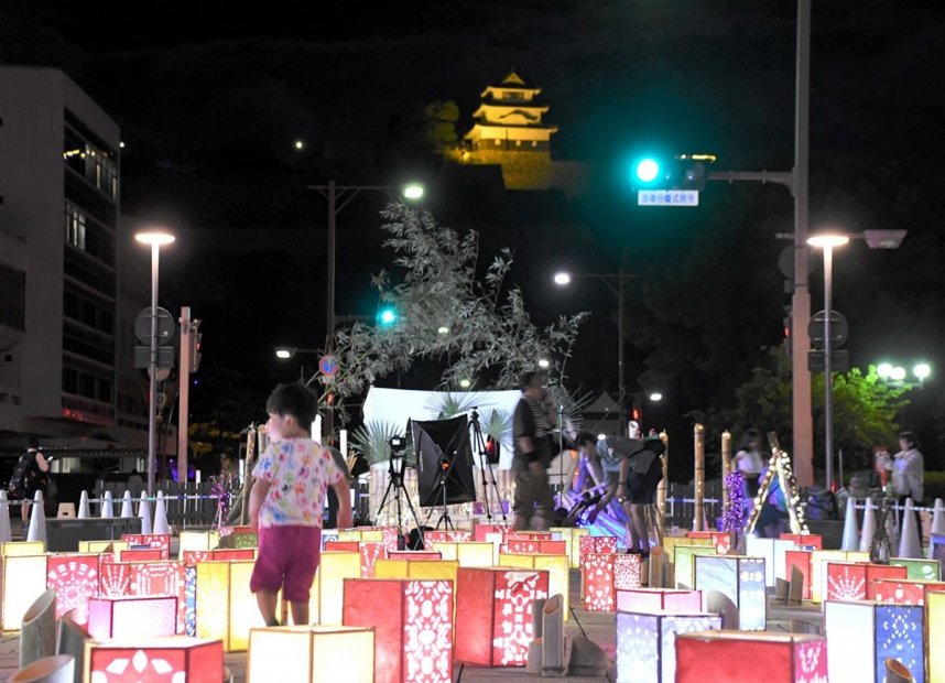 色とりどりの灯籠を飾った「丸亀まちあかり」。奥はライトアップされた丸亀城＝香川県丸亀市大手町
