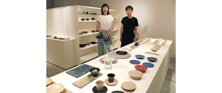 作品について解説する浅野さん（右）と山田さん＝高松市丸亀町
