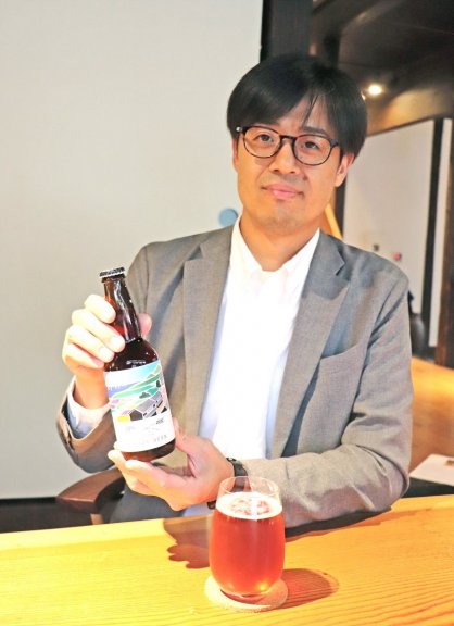 「地域の魅力を感じる古代米のビールを楽しんでほしい」と話す村松会長＝宇多津町、宇多津古街の家