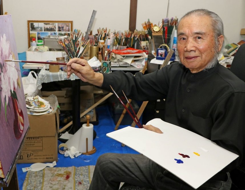 「画業の集大成を見てほしい」と話す水沢さん＝香川県丸亀市内の自宅アトリエ