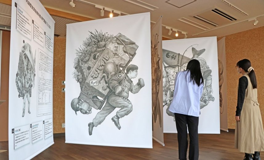人と海の関係性をテーマにした作品が並ぶ展覧会＝香川県高松市庵治町、芸術未来研究場せとうち