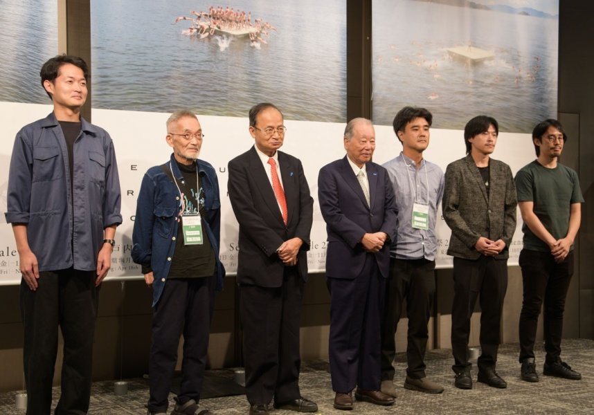 瀬戸内国際芸術祭の企画発表会で参加予定作家と壇上に上がる福武総合プロデューサー（中央）ら＝東京都内